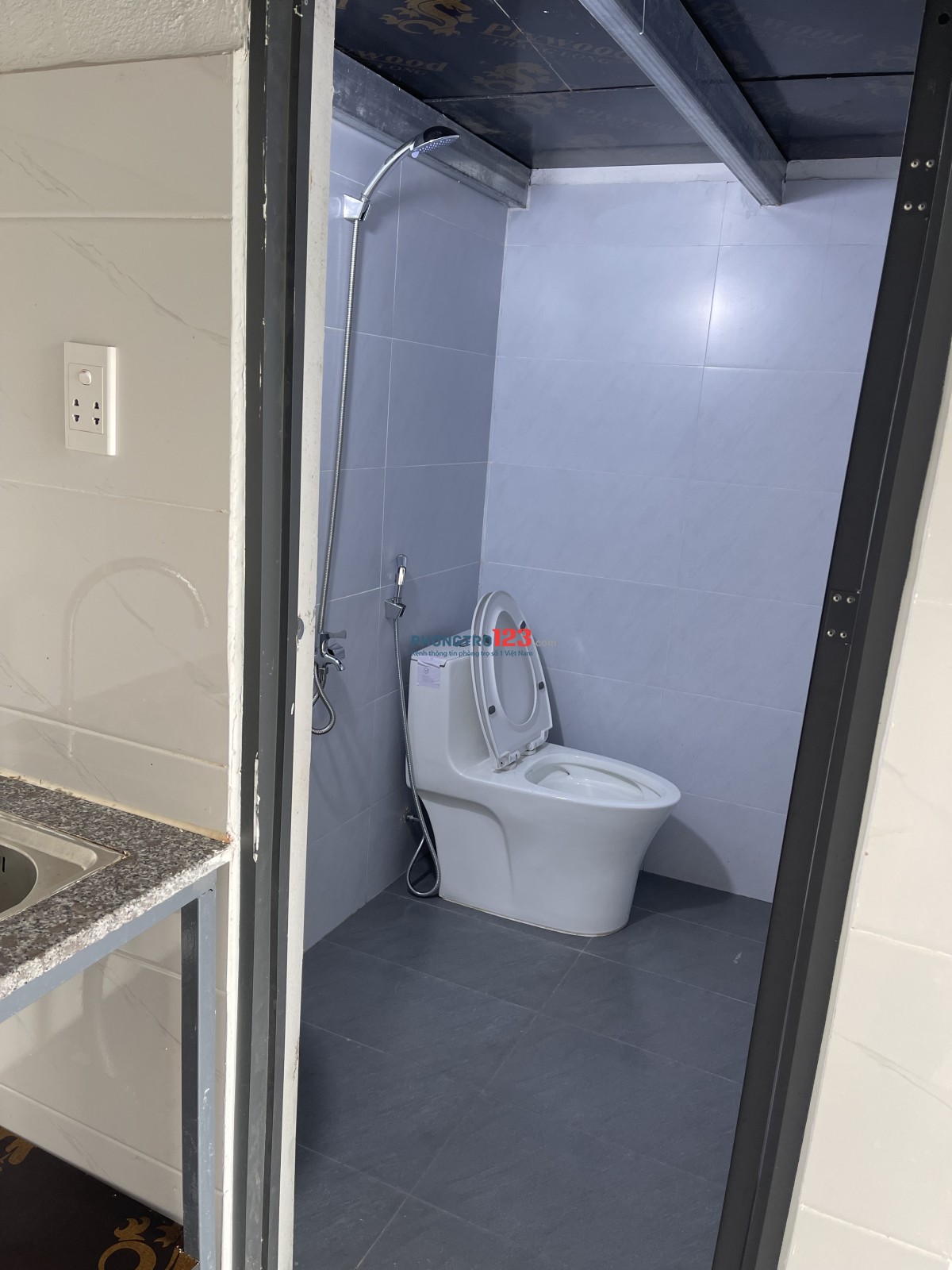 PHÒNG MẶT TIỀN NHÀ MỚI XÂY CẦN CHO THUÊ