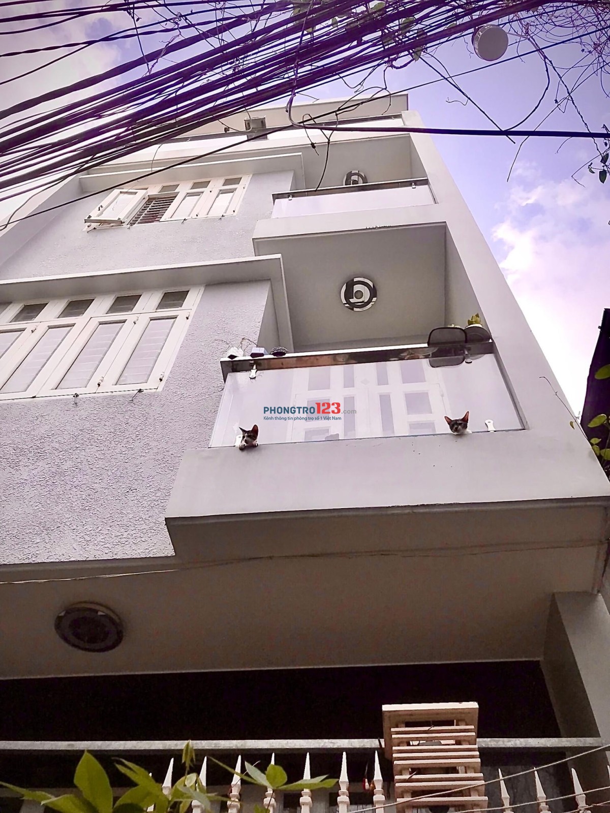 Cho thuê phòng cực kỳ rộng rãi, đẹp, Bếp riêng, WC riêng, máy lạnh riêng, tại 373 Lý Thường Kiệt