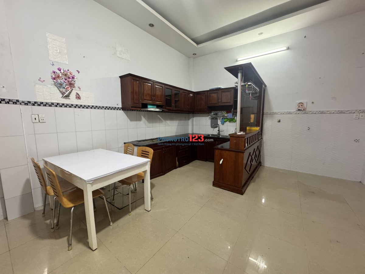 Cho thuê phòng cực kỳ rộng rãi, đẹp, Bếp riêng, WC riêng, máy lạnh riêng, tại 373 Lý Thường Kiệt