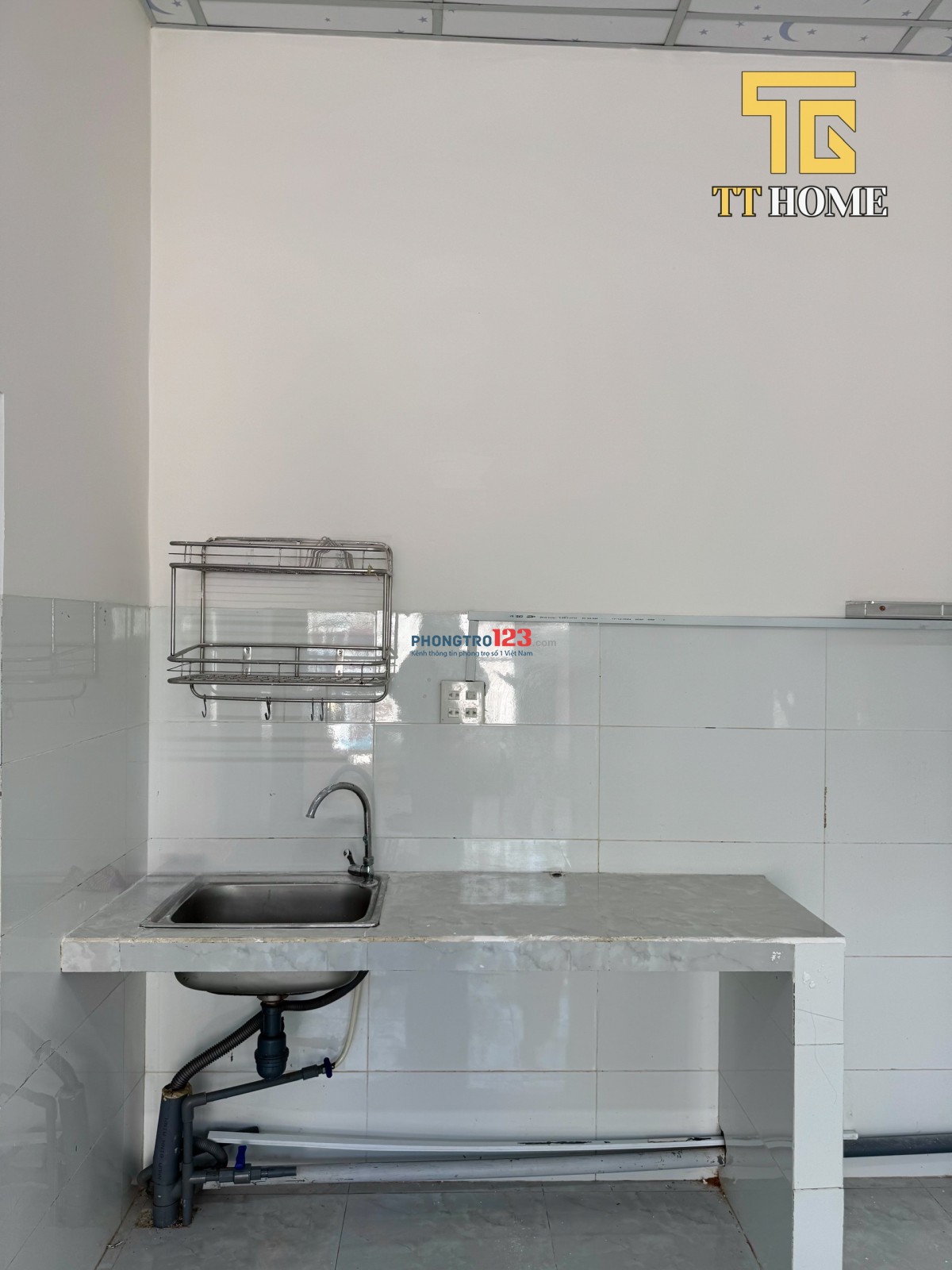 Cho thuê phòng mặt tiền 30m2 Đường Nguyễn Văn Cừ gần Đại học Y Dược