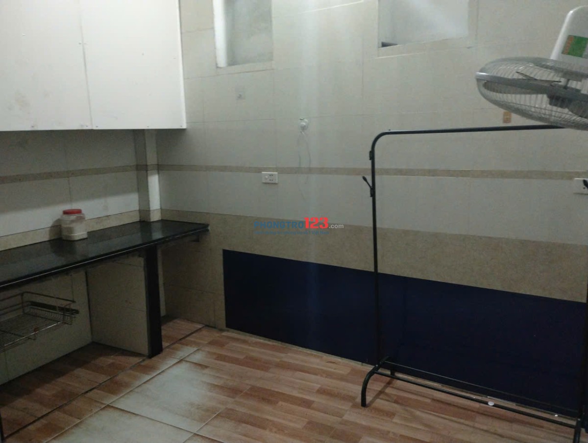 2 Triệu, Phòng khép kín, vskk, bếp chung (nhưng ít dùng, phơi sân thượng. Gần CĐ Bách Khoa, CĐ FPT