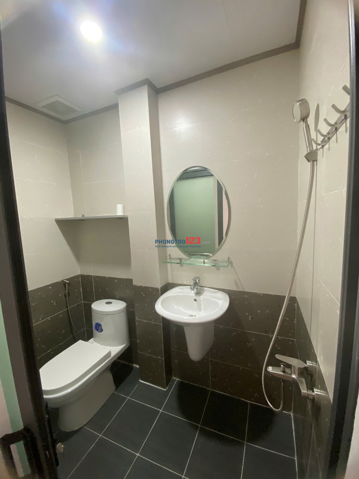 CHO THUÊ PHÒNG NỮ ĐỐI DIỆN TRƯỜNG ĐUA PHÚ THỌ