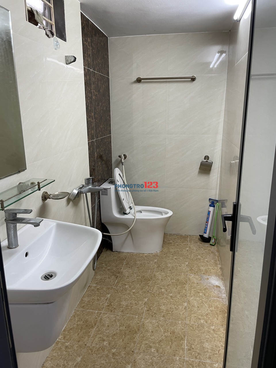 cho thuê phòng trọ 25m vệ sinh khép kín tại ccmn số 5 ngõ 129/12 Nguyễn Trãi Hà Nội. Có ban công