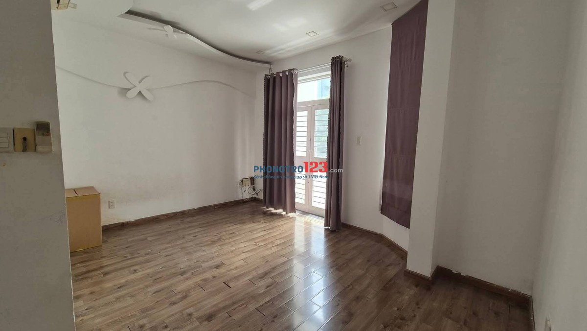 PHòng trọ cho thuê hẻm xe tải 27m2 , sẵn máy lạnh tủ quần áo, bàn làm việc.