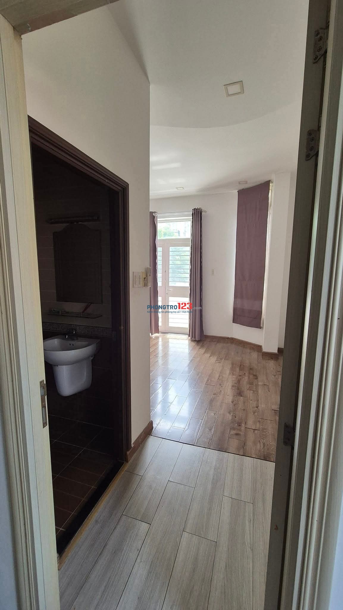 PHòng trọ cho thuê hẻm xe tải 27m2 , sẵn máy lạnh tủ quần áo, bàn làm việc.