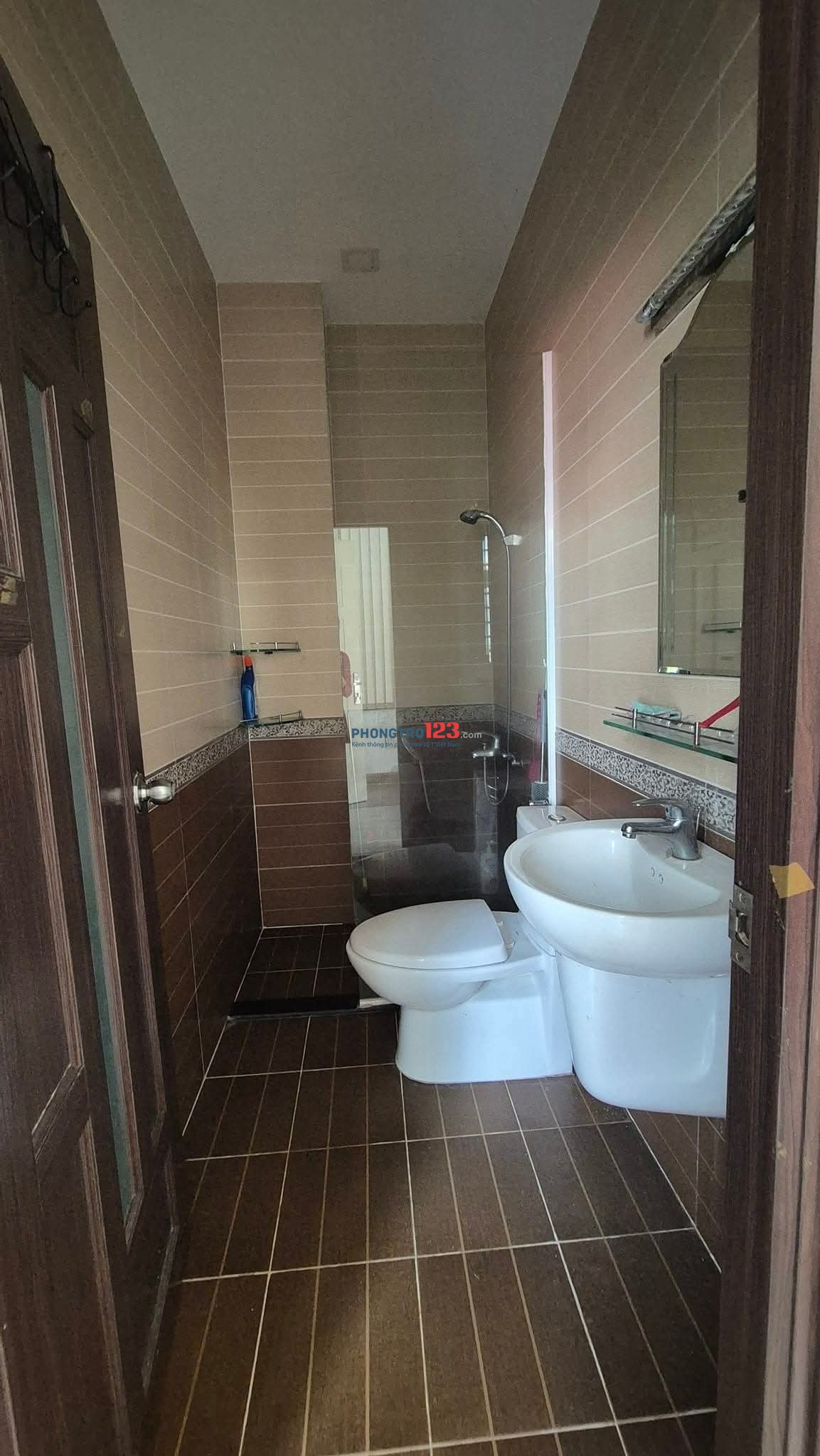 PHòng trọ cho thuê hẻm xe tải 27m2 , sẵn máy lạnh tủ quần áo, bàn làm việc.