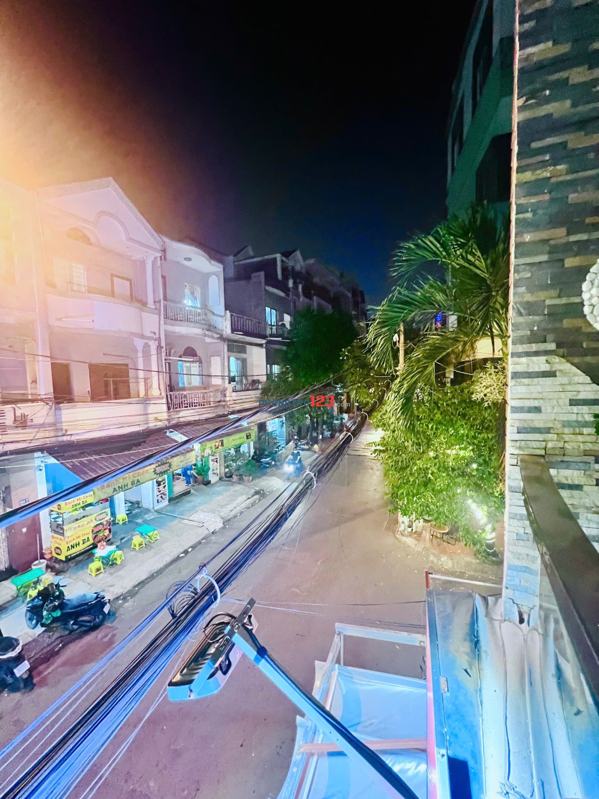 CĂn hộ tầng 1, 2 mặt tiền Dt 45m2 nội thất đầy đủ. 1 phòng ngủ 15m2 . 1 phòng khách 30m2 . Toillet