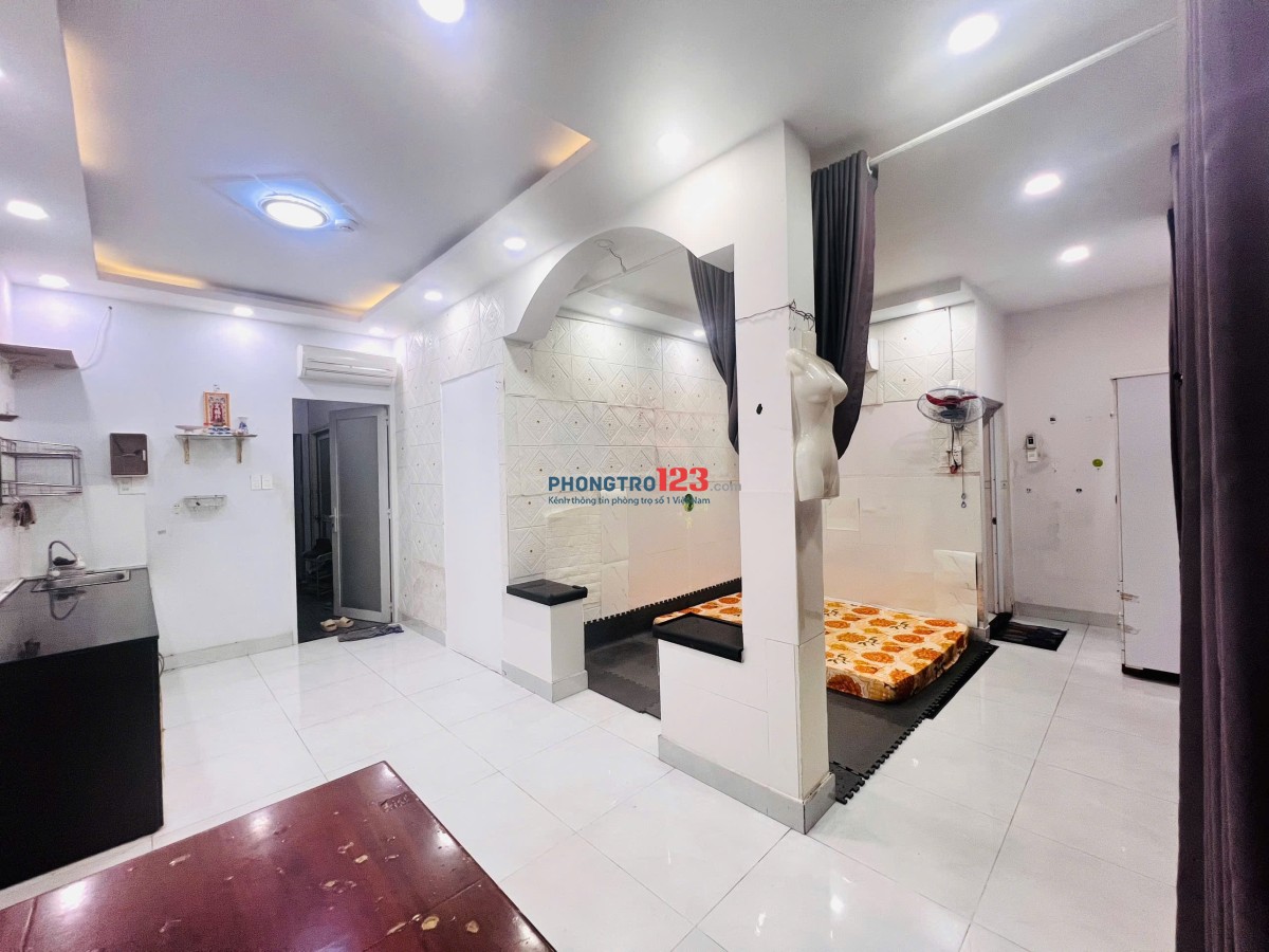 CĂn hộ tầng 1, 2 mặt tiền Dt 45m2 nội thất đầy đủ. 1 phòng ngủ 15m2 . 1 phòng khách 30m2 . Toillet