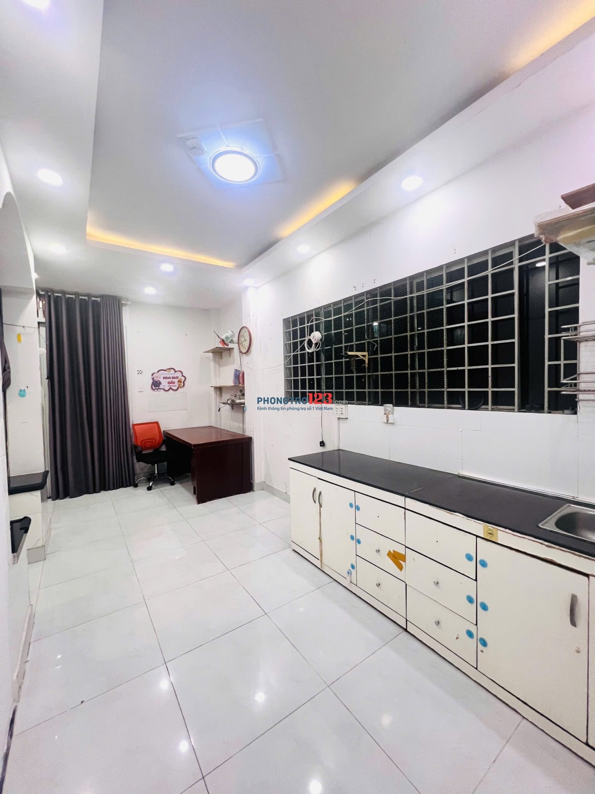 CĂn hộ tầng 1, 2 mặt tiền Dt 45m2 nội thất đầy đủ. 1 phòng ngủ 15m2 . 1 phòng khách 30m2 . Toillet