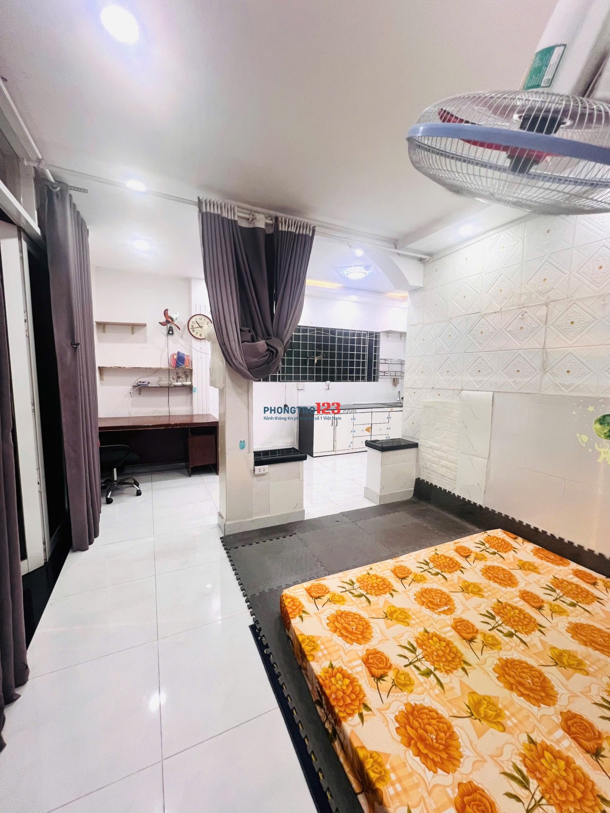 CĂn hộ tầng 1, 2 mặt tiền Dt 45m2 nội thất đầy đủ. 1 phòng ngủ 15m2 . 1 phòng khách 30m2 . Toillet