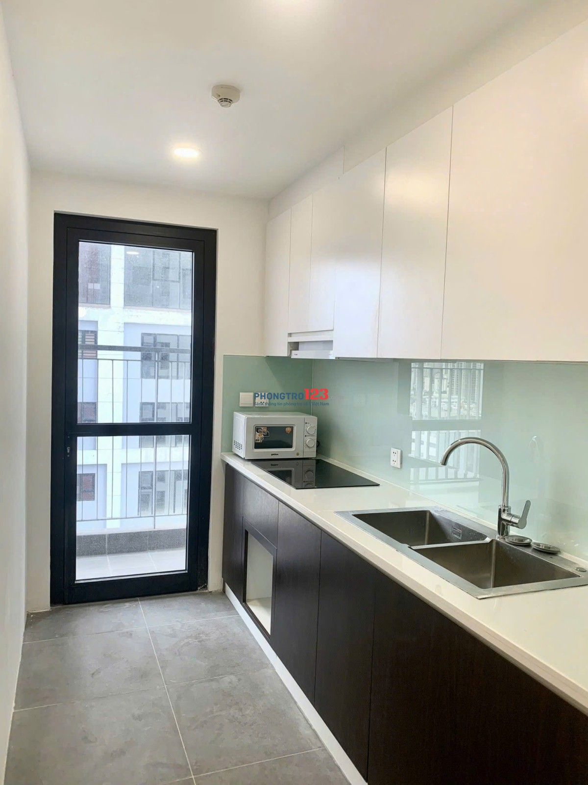 Cho thuê căn hộ full nội thất tòa C, vào luôn, giá 18.5tr. 3N2VS tại Hà Nội Paragon ngõ 86 Duy Tân