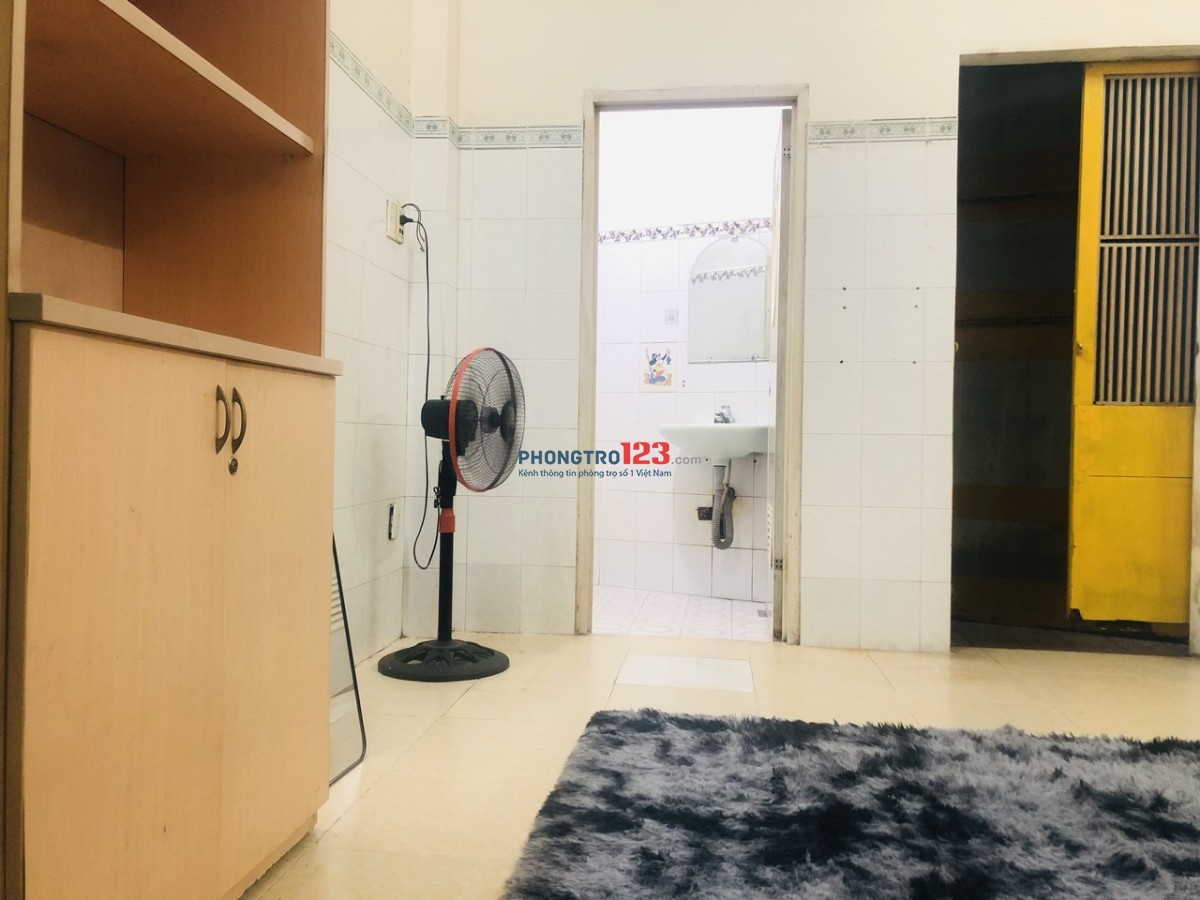 Phòng lớn có bếp, máy giặt tầng trệt ở hẻm 134 Lý Chính Thắng