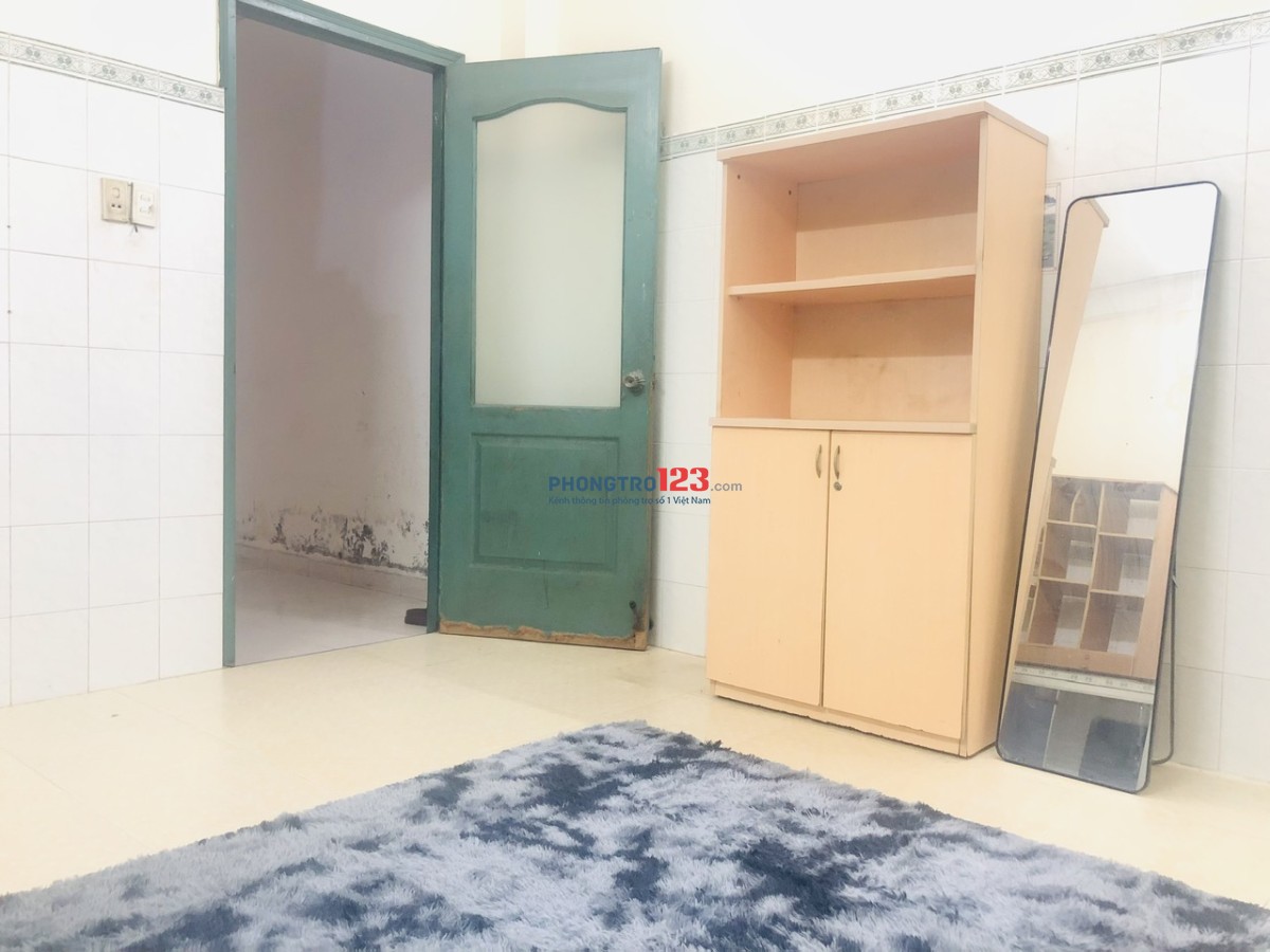 Phòng lớn có bếp, máy giặt tầng trệt ở hẻm 134 Lý Chính Thắng