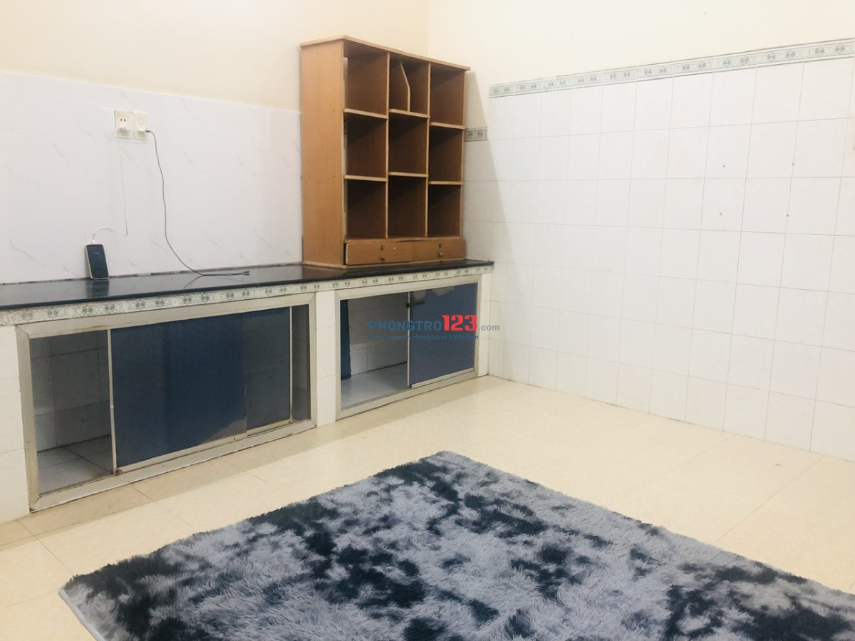 Phòng lớn có bếp, máy giặt tầng trệt ở hẻm 134 Lý Chính Thắng