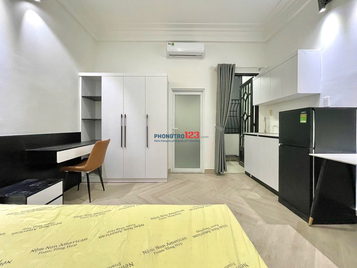 CHO THUÊ PHÒNG GẦN TRƯỜNG SA, PHÚ NHUẬN, BAN CONG, MÁY GIẶT RIÊNG, MỚI 100%. GIÁ CHỈ 5TrX