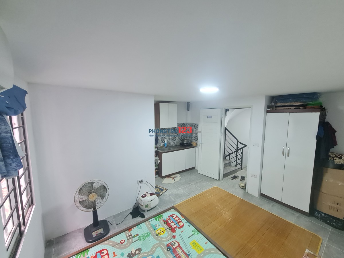 Cho thuê Studio Kim Mã: Thang máy, Ban công nắng, Chỉ xách vali vào ở - An ninh tuyệt đối.