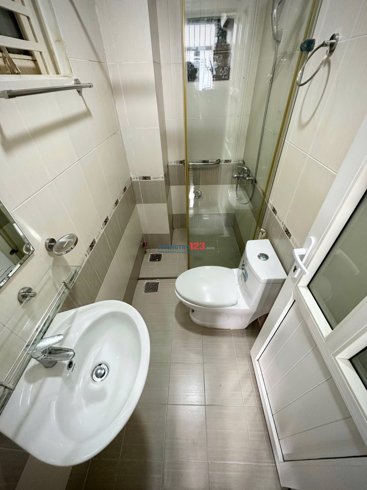 CĂN HỘ BAN CÔNG CỬA SỔ NGAY NGÃ TƯ BẢY HIỀN TÂN BÌNH GIÁP QUẬN 10