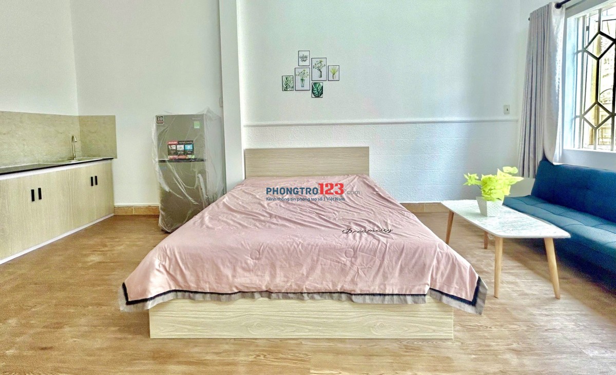 CHO THUÊ CHDV FULL NỘI THẤT BAN CÔNG LỚN NẰM NGAY TRUNG TÂM BÌNH THẠNH GẦN NGÃ TƯ HÀNG XANH QUẬN 1