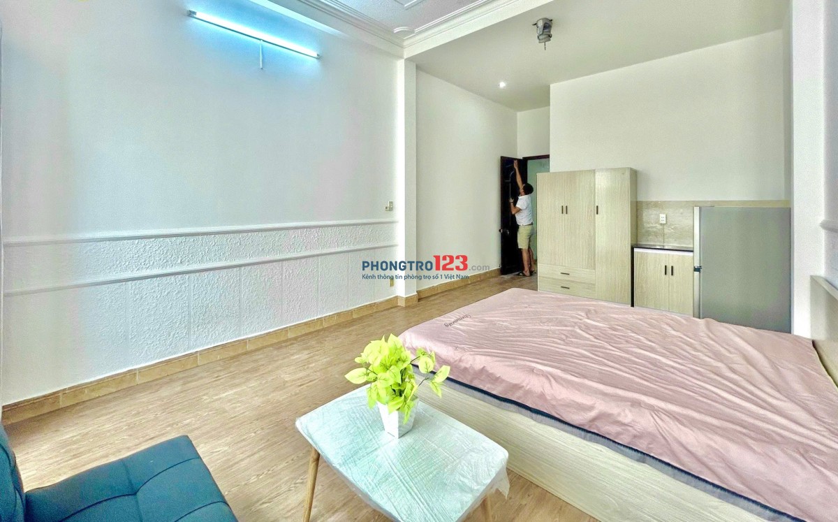 CHO THUÊ CHDV FULL NỘI THẤT BAN CÔNG LỚN NẰM NGAY TRUNG TÂM BÌNH THẠNH GẦN NGÃ TƯ HÀNG XANH QUẬN 1