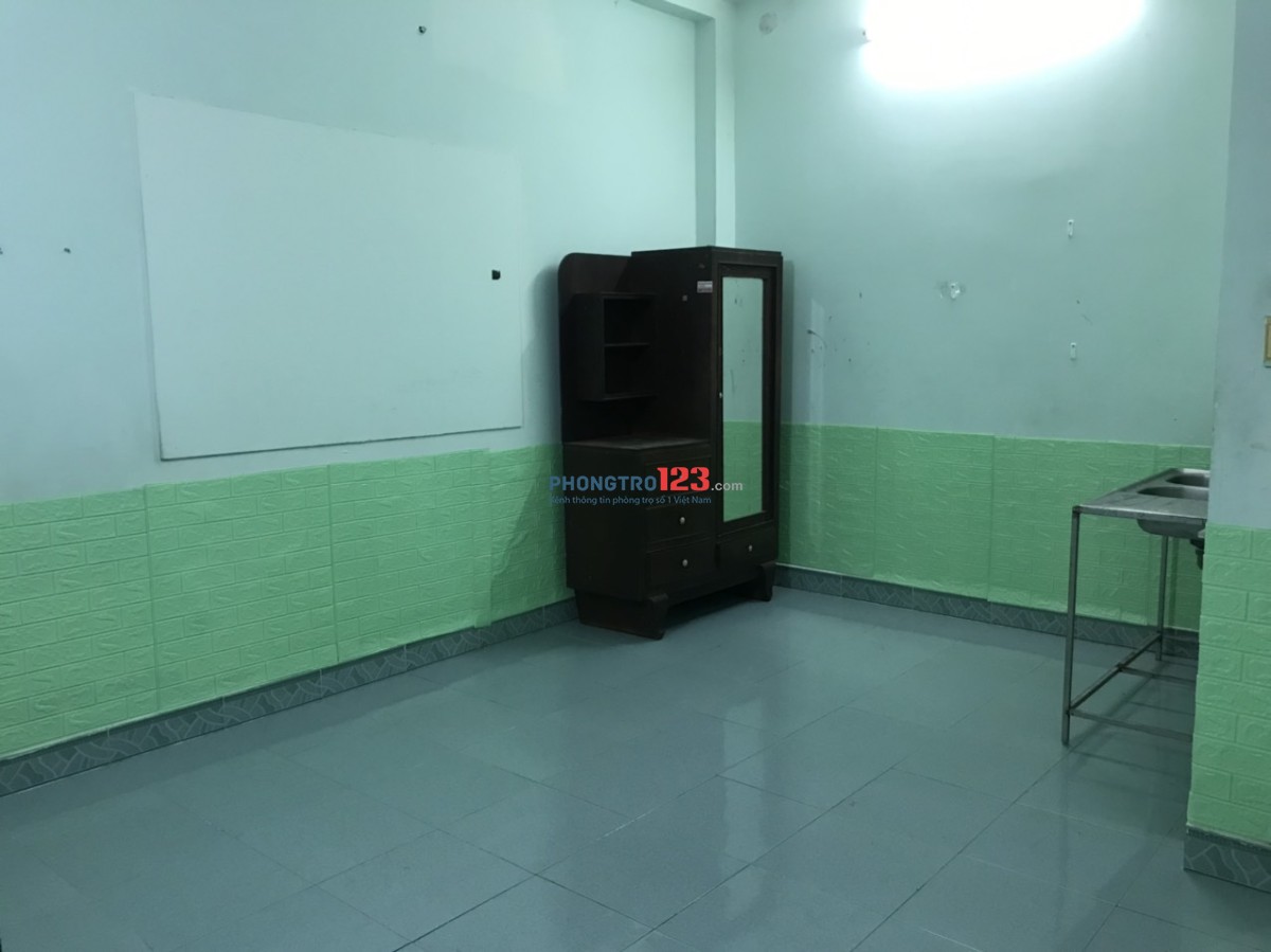 Cho thuê phòng đẹp, full nội thất, có bếp riêng, WC riêng, lối đi riêng tại đường Lạc Long Quân, TB