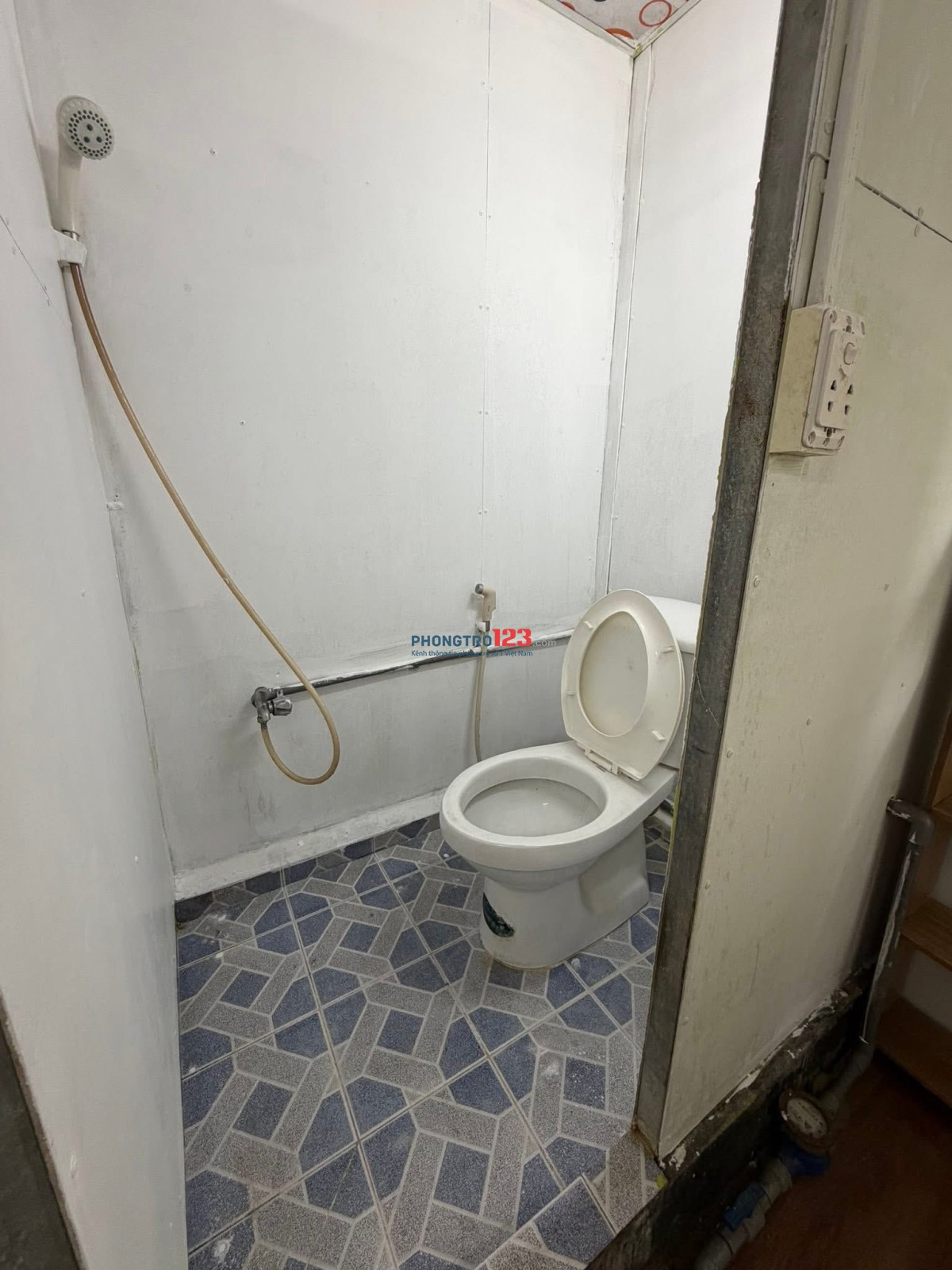 Phòng cửa sổ trời thoáng mát, Tolet riêng , Giờ giấc tự do, không chung chủ, có sân để xe trong nhà