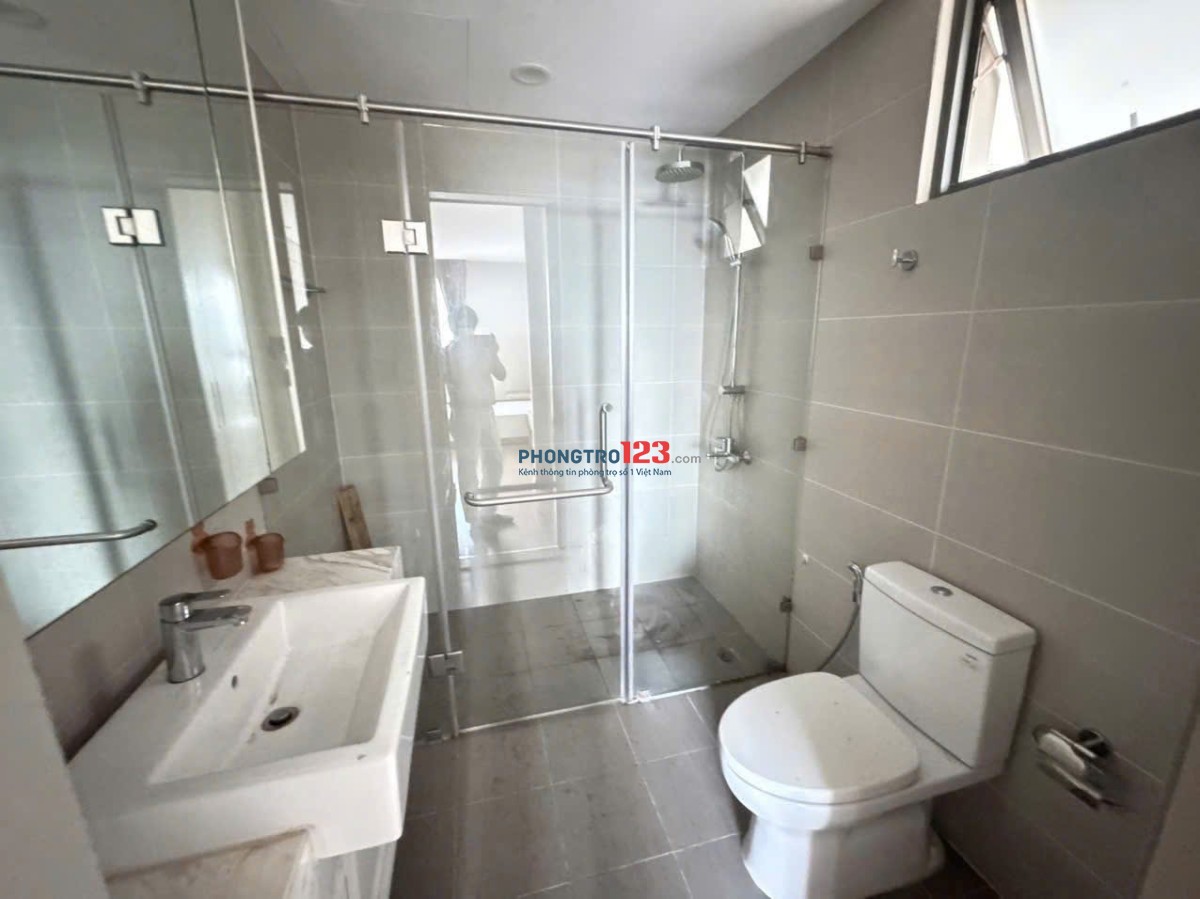 Giá 12tr/th, The Useful (The Era) Lạc Long Quân, TB, 95m2, 3PN, 2WC.