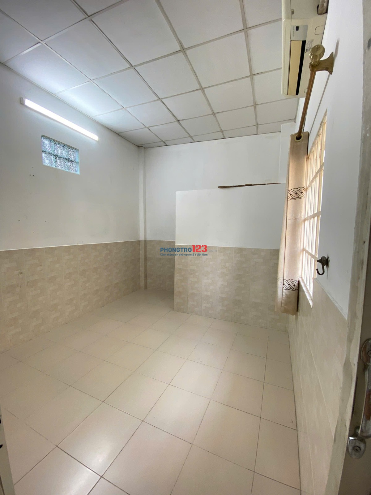 TRỐNG 1 PHÒNG LẦU 2 BAN CÔNG THOÁNG MÁT, DỌN VÀO Ở NGAY !!!