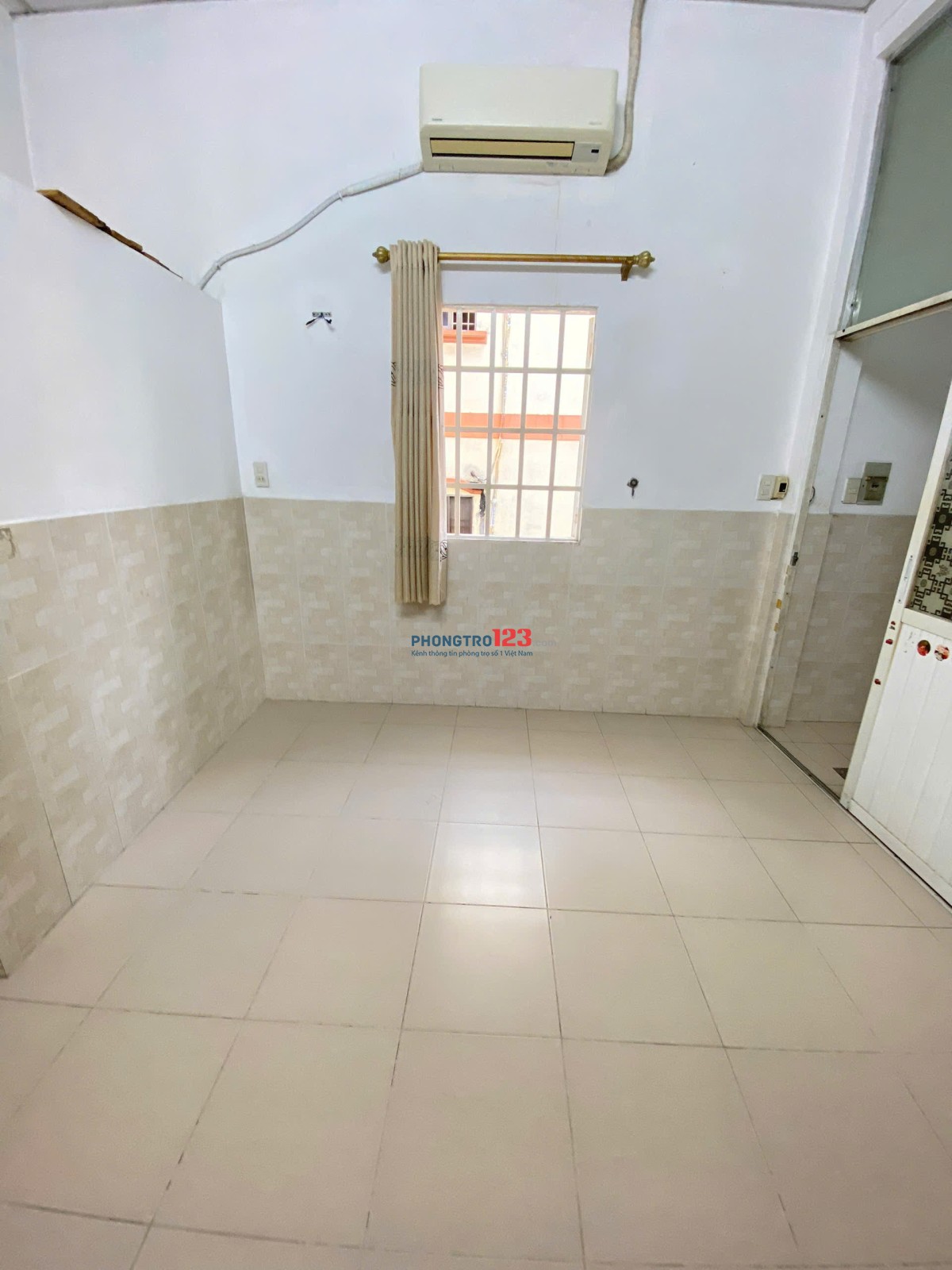 TRỐNG 1 PHÒNG LẦU 2 BAN CÔNG THOÁNG MÁT, DỌN VÀO Ở NGAY !!!