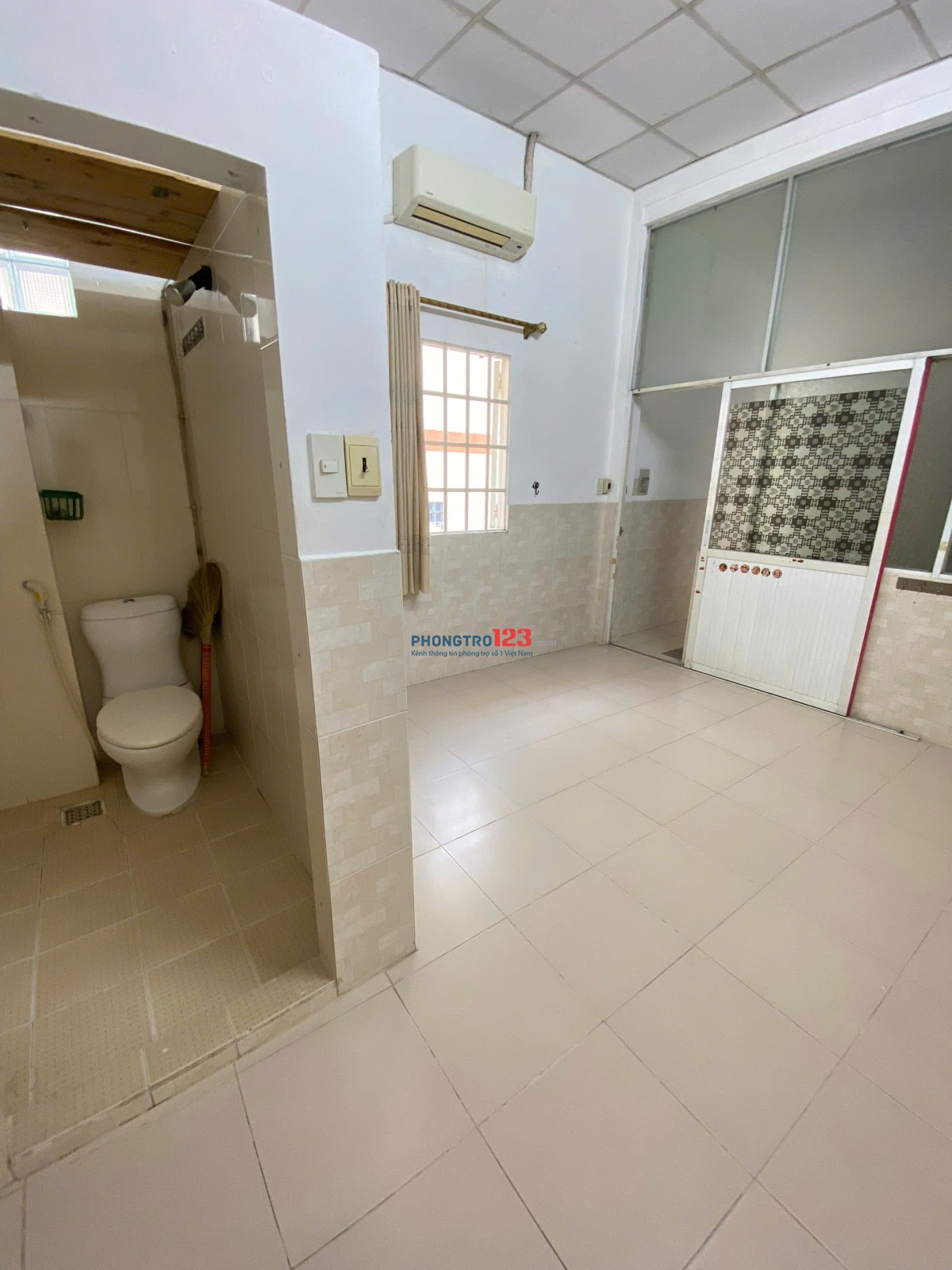 TRỐNG 1 PHÒNG LẦU 2 BAN CÔNG THOÁNG MÁT, DỌN VÀO Ở NGAY !!!