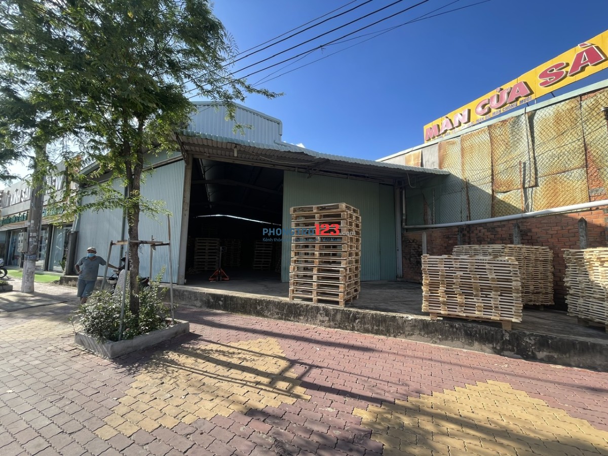 Cho thuê mặt bằng kinh doanh lô góc ngã tư đường lớn.