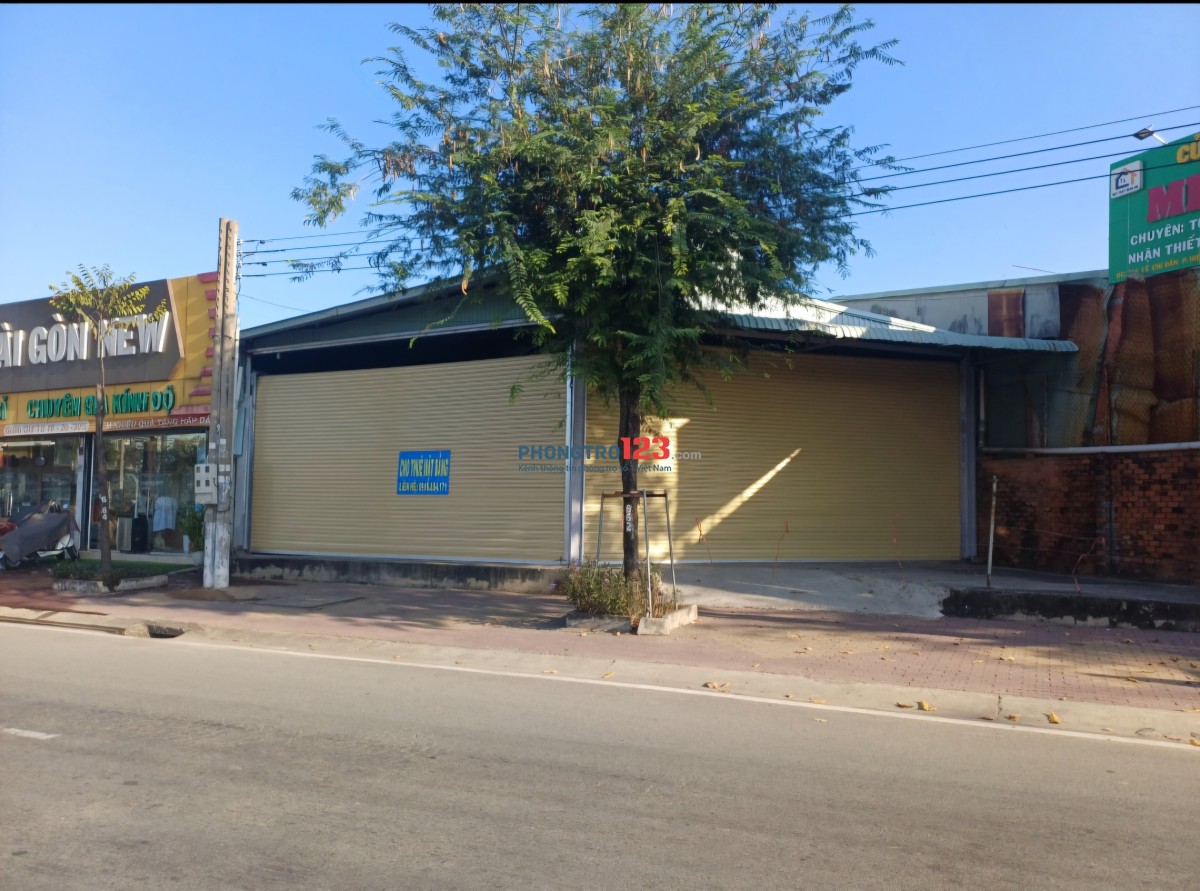 Cho thuê mặt bằng kinh doanh lô góc ngã tư đường lớn.