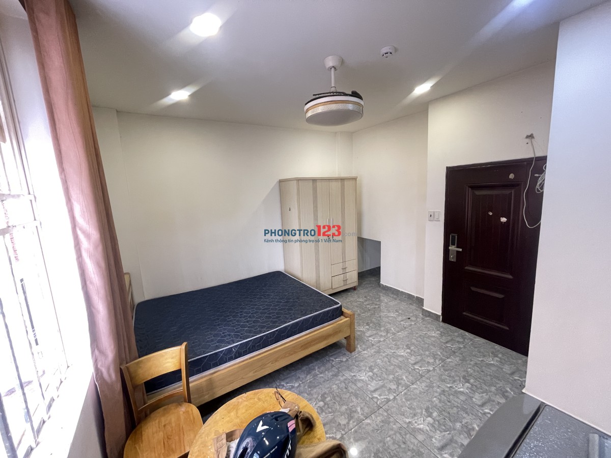 Cho thuê CHDV full nội thất, gần khu CNC, FPT Hutech, 45m2 ban công siêu thoáng