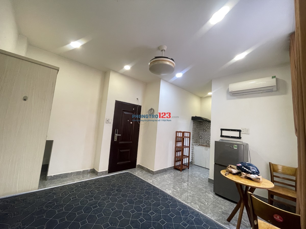 Cho thuê CHDV full nội thất, gần khu CNC, FPT Hutech, 45m2 ban công siêu thoáng