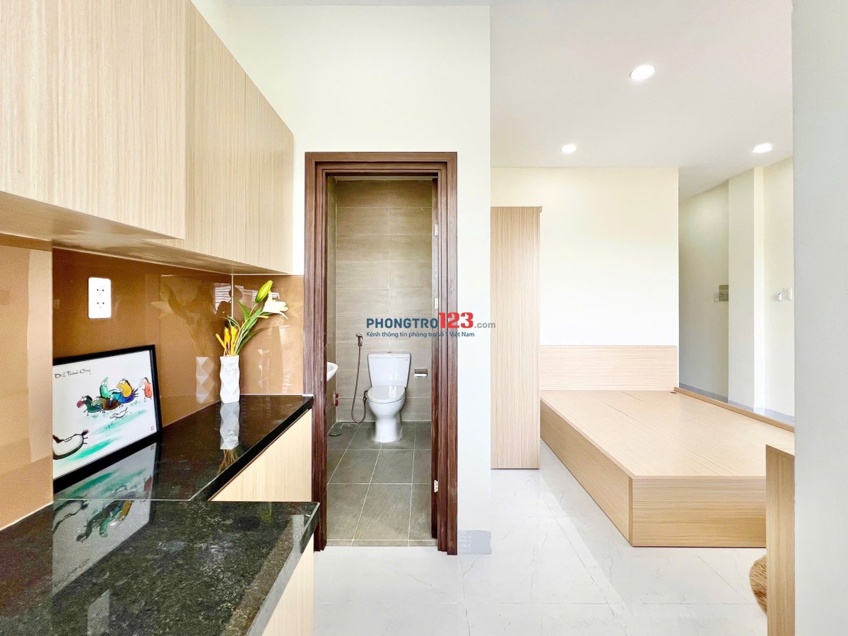 CHO THUÊ PHÒNG BAN CÔNG CỬA SỔ SIÊU LỚN FULL NỘI THẤT 30m2 NGAY SÁT ĐH VĂN LANG, CẦU BÌNH LỢI