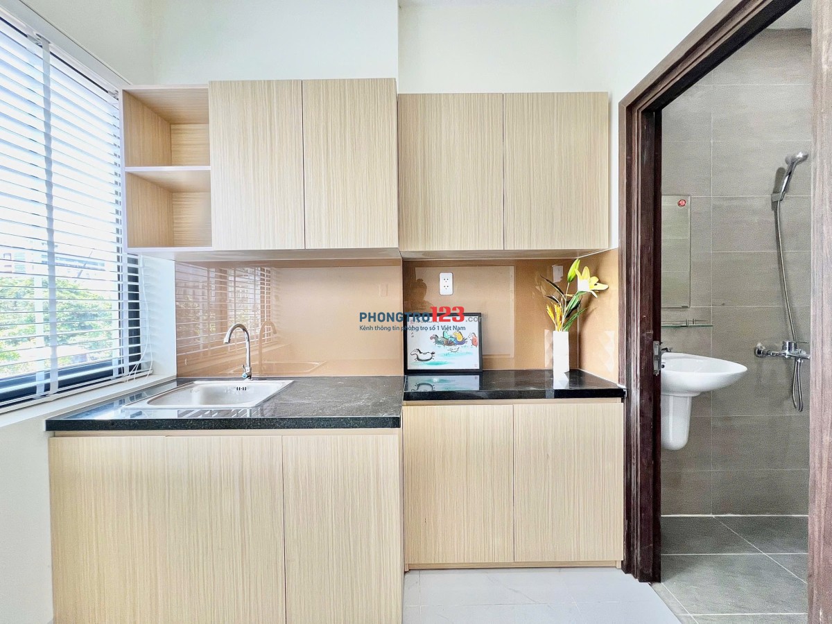 CHO THUÊ PHÒNG BAN CÔNG CỬA SỔ SIÊU LỚN FULL NỘI THẤT 30m2 NGAY SÁT ĐH VĂN LANG, CẦU BÌNH LỢI