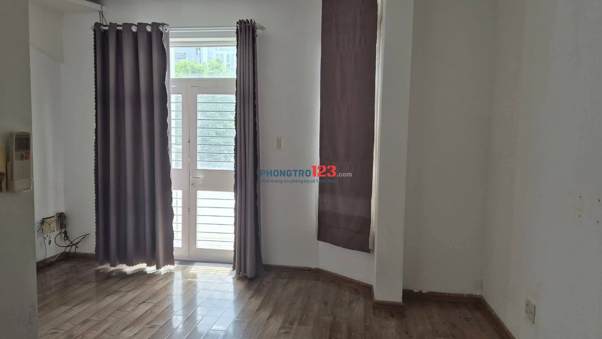 Phòng 27 m2, hẻm xe tải, giờ giấc tự do không ngập nước. Sẵn tủ quần áo, máy lạnh bàn làm việc.