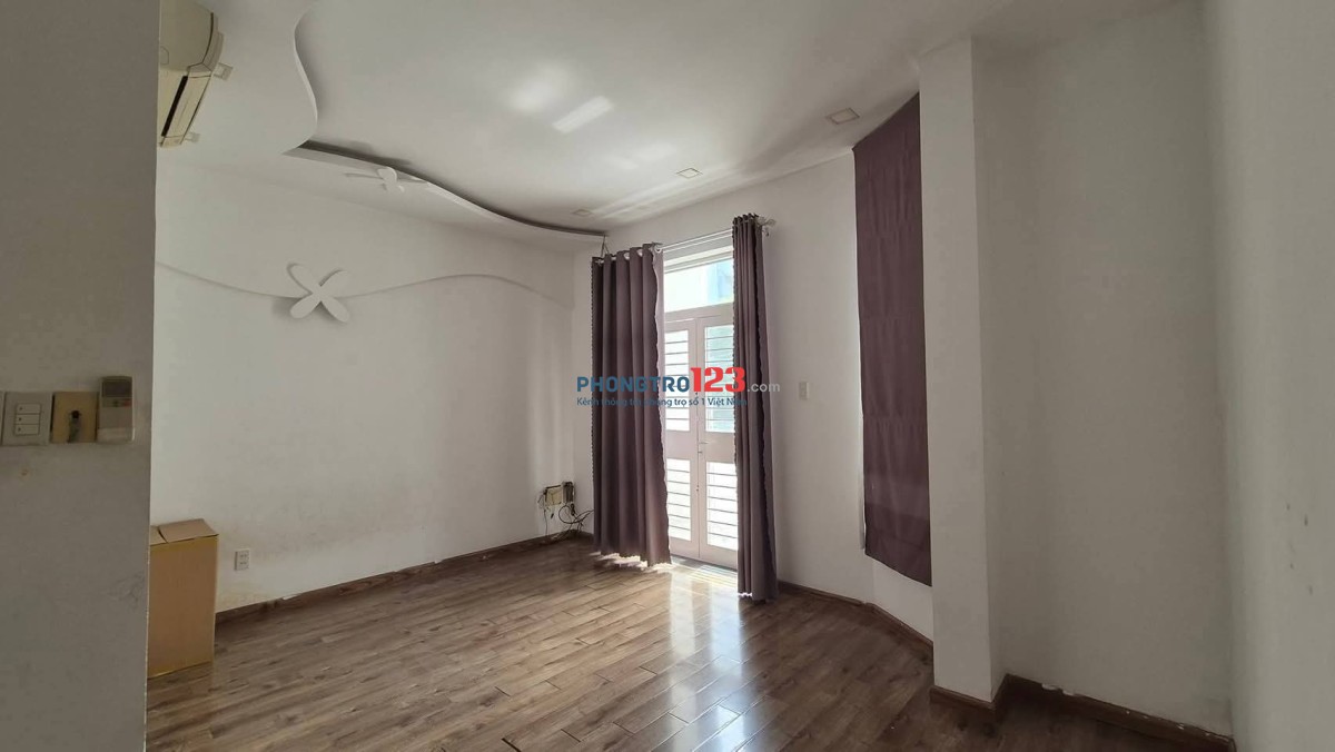 Phòng 27 m2, hẻm xe tải, giờ giấc tự do không ngập nước. Sẵn tủ quần áo, máy lạnh bàn làm việc.