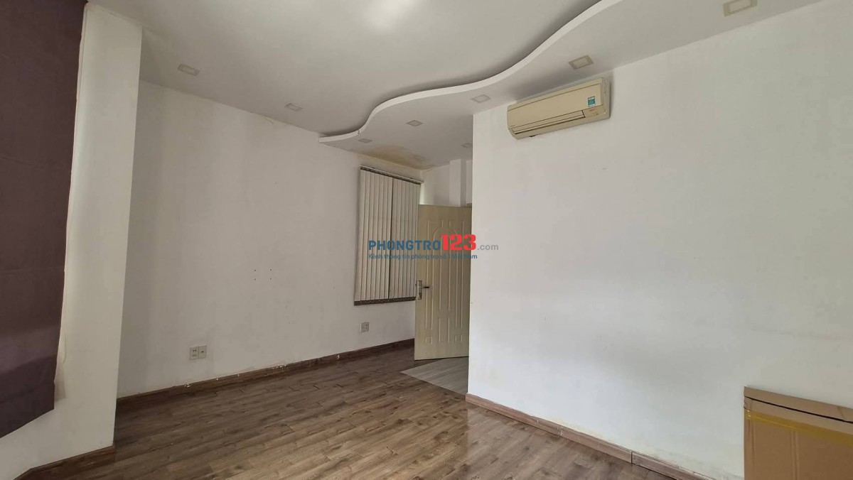 Phòng 27 m2, hẻm xe tải, giờ giấc tự do không ngập nước. Sẵn tủ quần áo, máy lạnh bàn làm việc.