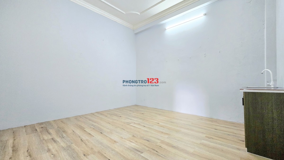 Phòng đẹp, cửa sổ tự nhiên, sẵn máy lạnh, kệ bếp, mặt tiền đường Chu Văn An !