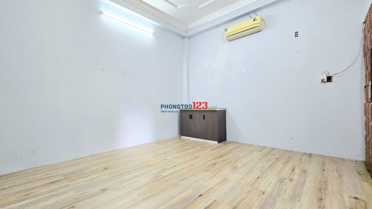 Phòng đẹp, cửa sổ tự nhiên, sẵn máy lạnh, kệ bếp, mặt tiền đường Chu Văn An !