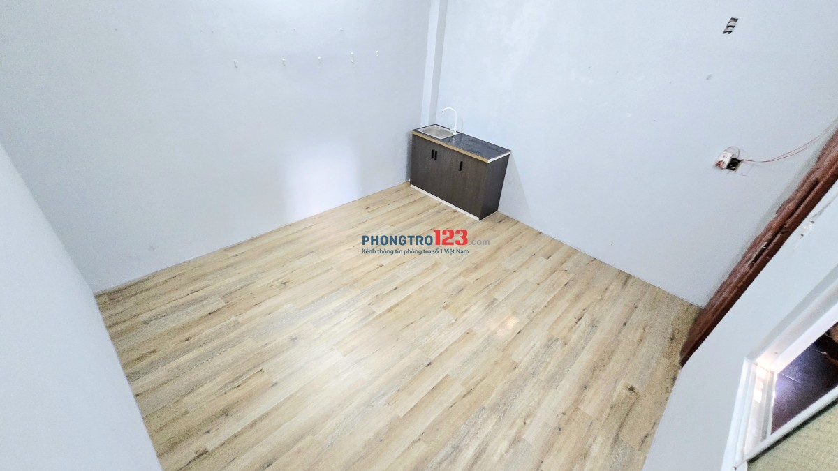 Phòng đẹp, cửa sổ tự nhiên, sẵn máy lạnh, kệ bếp, mặt tiền đường Chu Văn An !