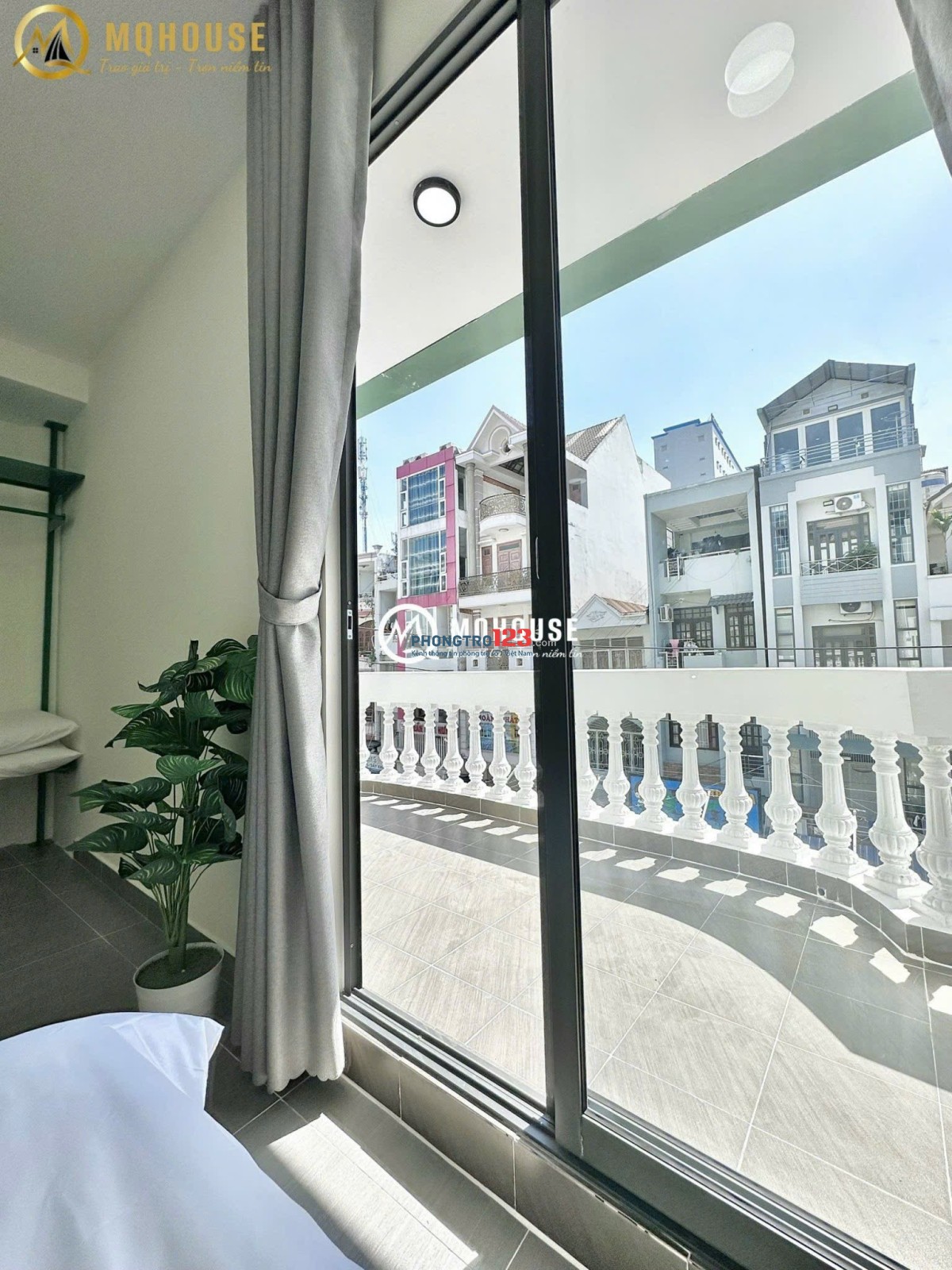 CHO THUÊ CHDV FULL NỘI THẤT BAN CÔNG LỚN NẰM NGAY NGÃ TƯ HÀNG XANH DI CHUYỂN QUA Q1 CHỈ 2P ĐI XE