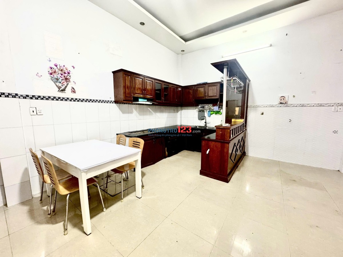 Cho thuê phòng cực kỳ rộng rãi, đẹp, Bếp riêng, WC riêng, máy lạnh riêng, tại 373 Lý Thường Kiệt