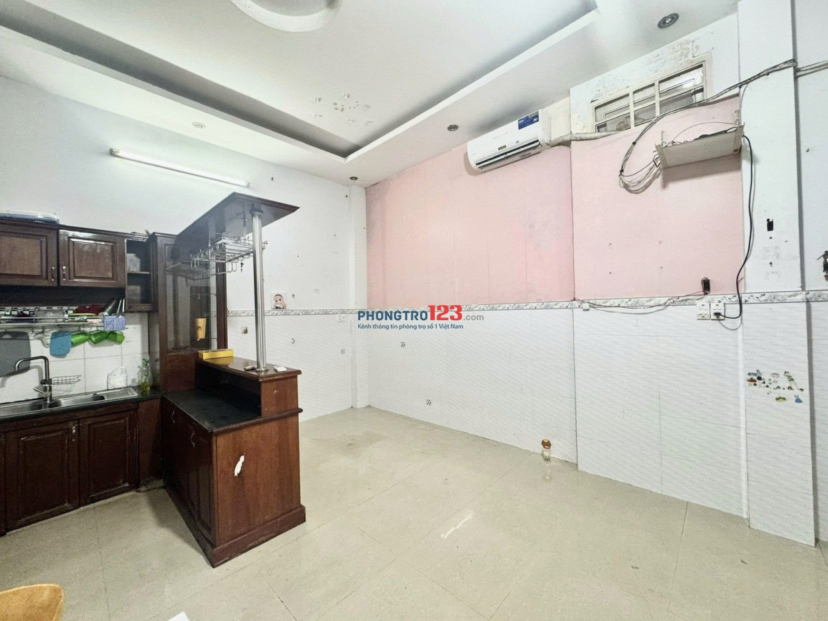 Cho thuê phòng cực kỳ rộng rãi, đẹp, Bếp riêng, WC riêng, máy lạnh riêng, tại 373 Lý Thường Kiệt