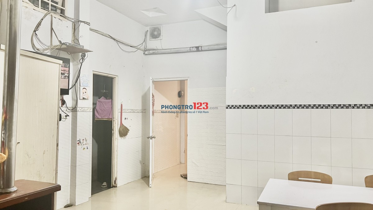 Cho thuê phòng cực kỳ rộng rãi, đẹp, Bếp riêng, WC riêng, máy lạnh riêng, tại 373 Lý Thường Kiệt