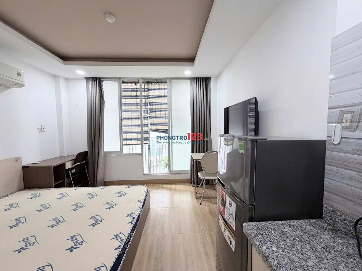 CHO THUÊ CHDV FULL NỘI THẤT BAN CÔNG LỚN NẰM NGAY TRUNG PHÚ NHUẬN GẦN SÂN BAY THUẬN TIỆN QUA Q1,3,…