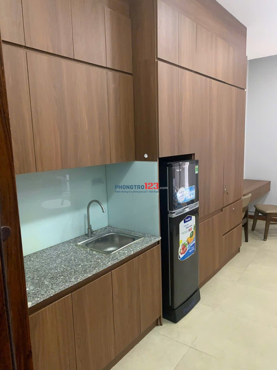 CHO THUÊ CĂN HỘ DỊCH VỤ FULL NỘI THẤT BAN CÔNG NẰM NGAY TRUNG TÂM QUẬN PHÚ NHUẬN DI CHUYỂN QUA Q3 2P