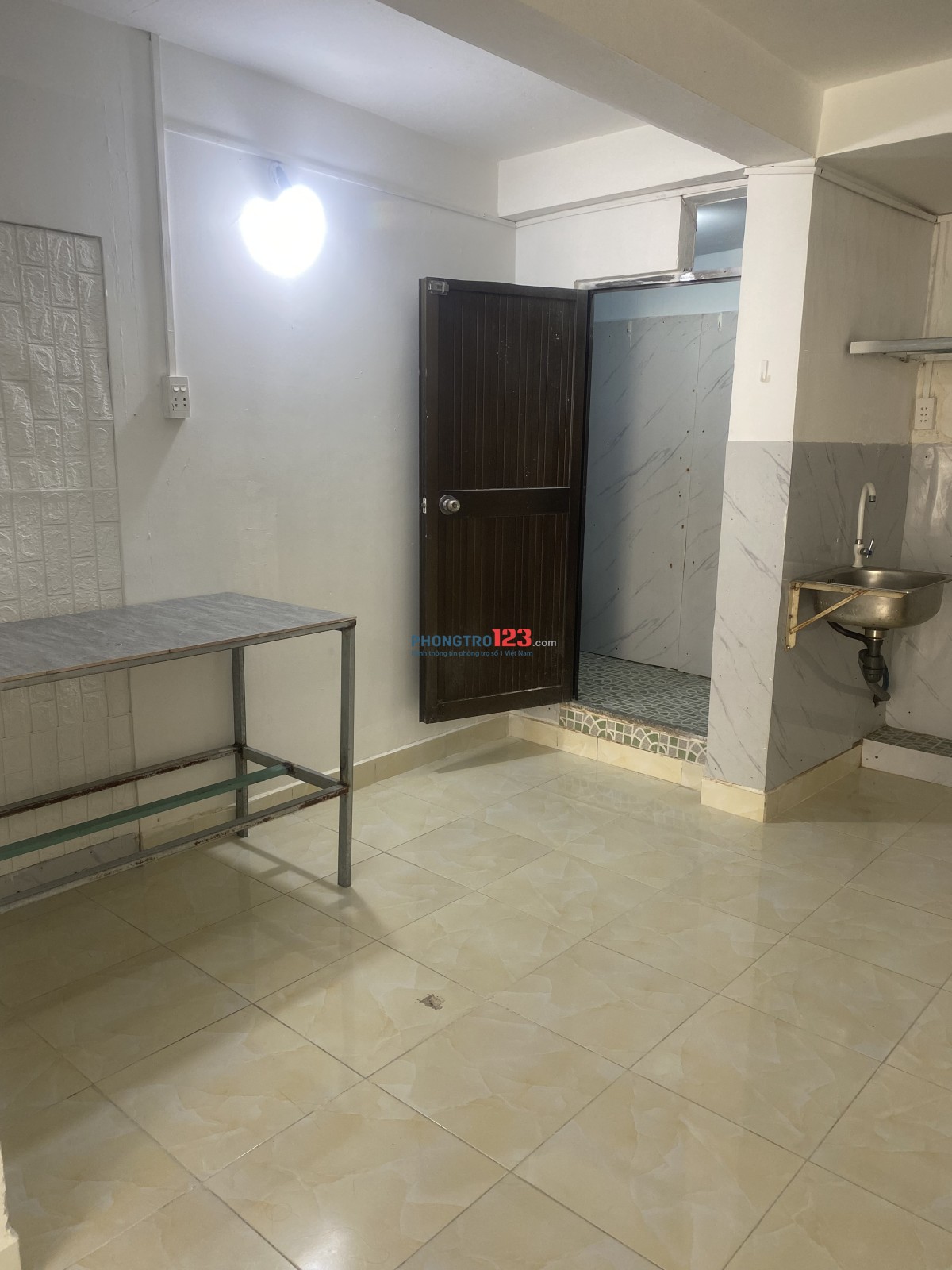 Cho thuê phòng trọ 30m2 giá rẻ có nội thất ngay vòng xoay Lê đại Hành