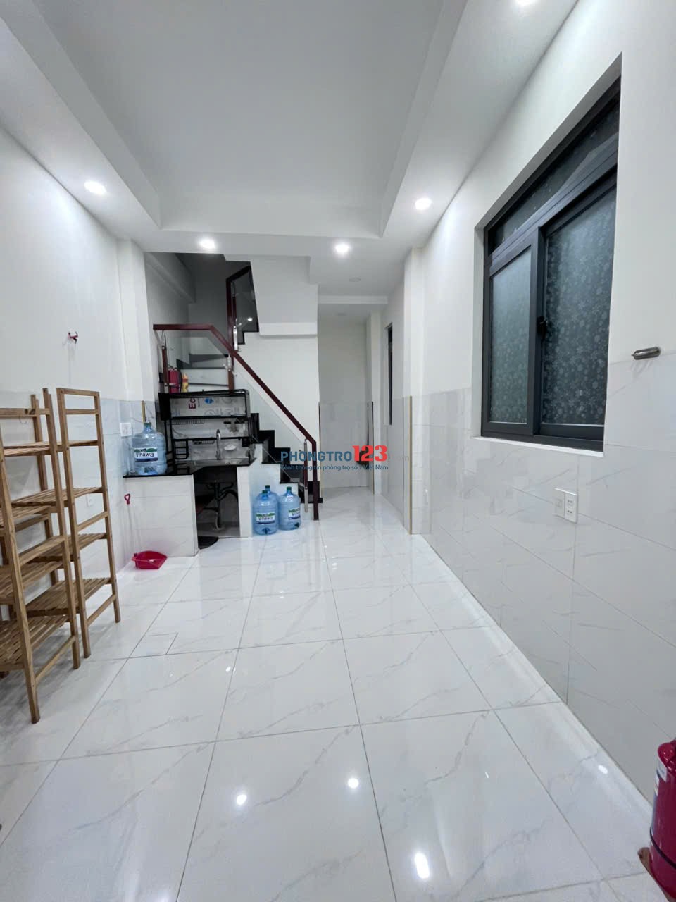 Nhà hẻm xe hơi, 2 phòng ngủ, mới, nội thất cao cấp. Thuận tiện ở và kinh doanh.