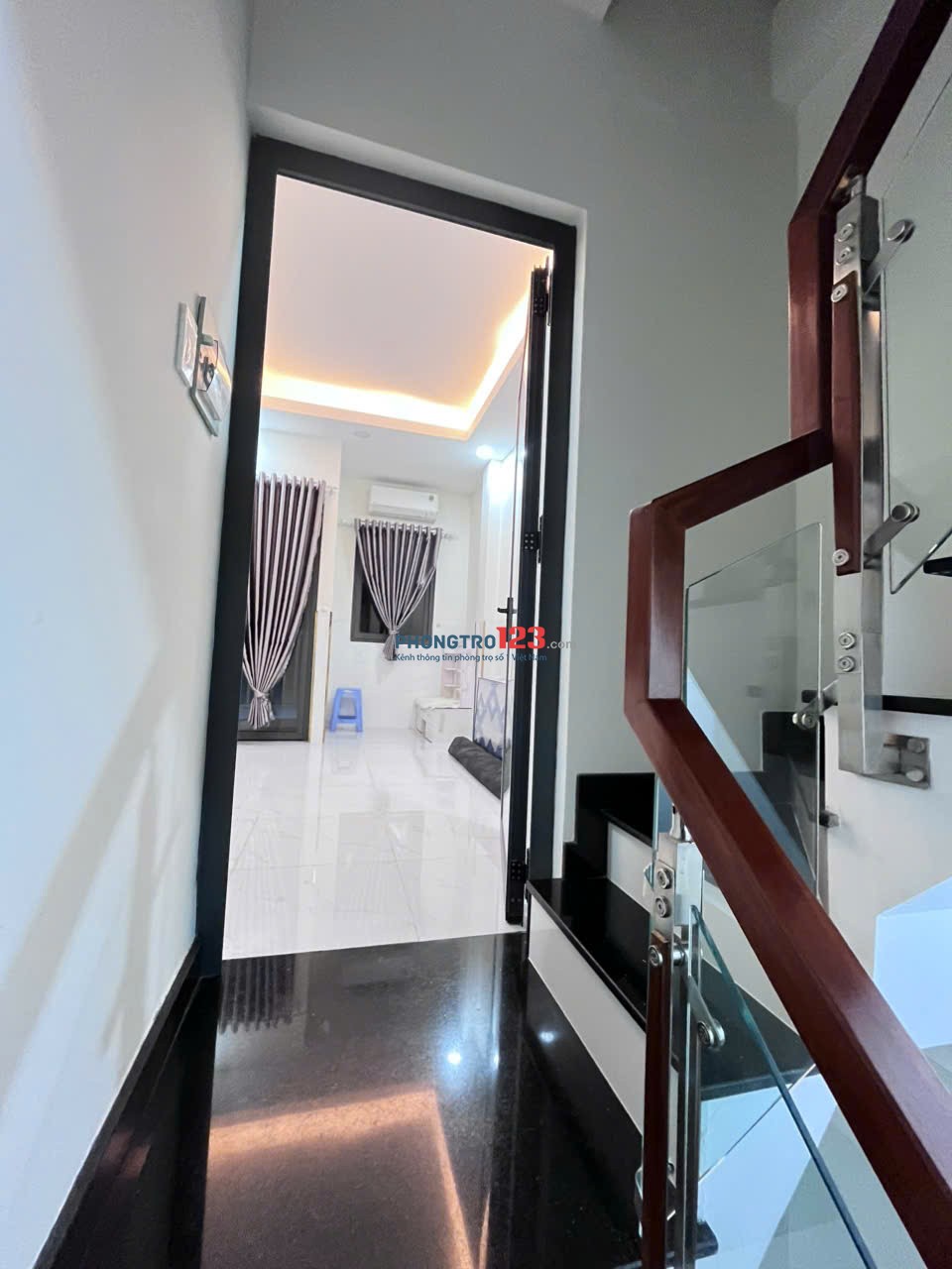 Nhà hẻm xe hơi, 2 phòng ngủ, mới, nội thất cao cấp. Thuận tiện ở và kinh doanh.